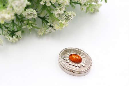 Caixa de comprimdos em prata com alto relevo e pedra de âmbar na tampa